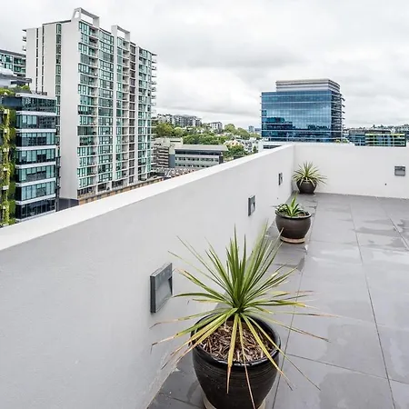 Apartment Radiant With Rooftop Entertaining Area *