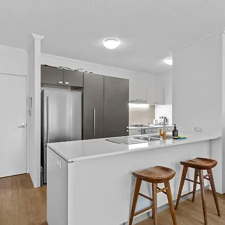Spacious & Peaceful! 1bed/2bath/1car ~ Cbd Apartment *