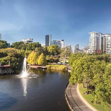 Spacious & Peaceful! 1bed/2bath/1car ~ Cbd * Brisbane