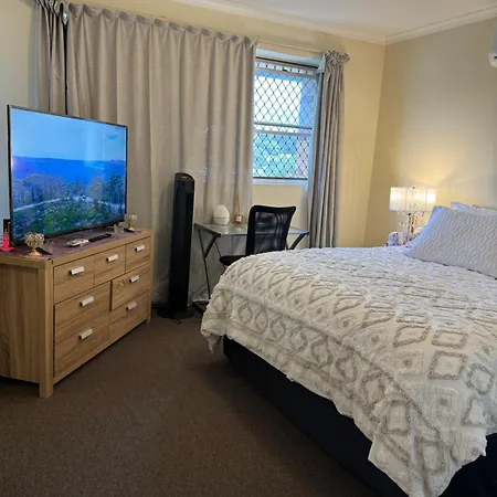 Clayfield Master Bedroom In Share Homestay