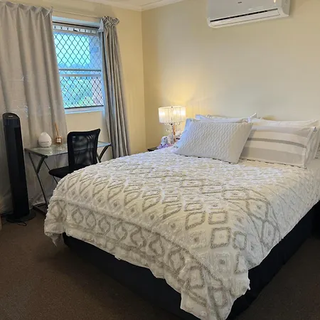 Homestay Clayfield Master Bedroom In Share *