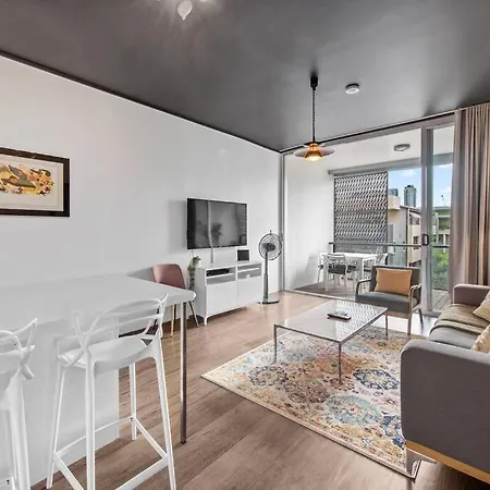 Apartment & Stylish! 1bed/1bath/1car ~ 5 Mins To Cbd Brisbane
