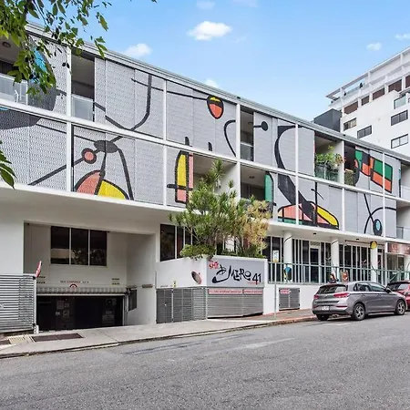Apartment & Stylish! 1bed/1bath/1car ~ 5 Mins To Cbd