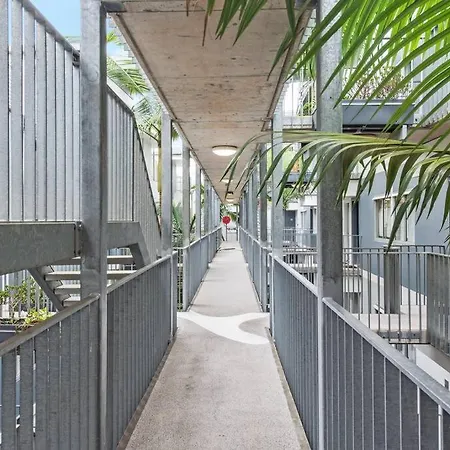 & Stylish! 1bed/1bath/1car ~ 5 Mins To Cbd Apartment