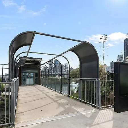 Apartment & Stylish! 1bed/1bath/1car ~ 5 Mins To Cbd *