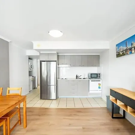 Offline - New! Spacious 1br Unit With Parking & Balcony Apartment Brisbane