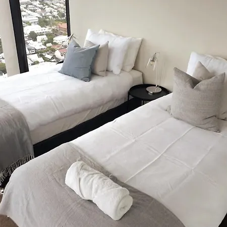 Executively Inspired - 2 Bed 2 Bath On Queen St With Carpark Fast Wifi Rooftop Pool And Sleeps 5 *