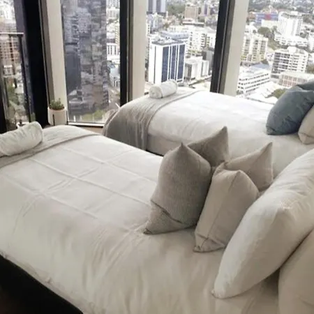 Executively Inspired - 2 Bed 2 Bath On Queen St With Carpark Fast Wifi Rooftop Pool And Sleeps 5