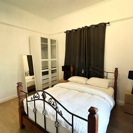 Guest house 26 Gladstone Rd Highgate Hill