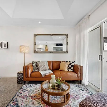 The Summer Home! 2bed/2bath/1car/balcony ~ Bulimba Apartment *