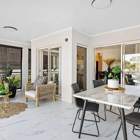 The Summer Home! 2bed/2bath/1car/balcony ~ Bulimba Apartment *