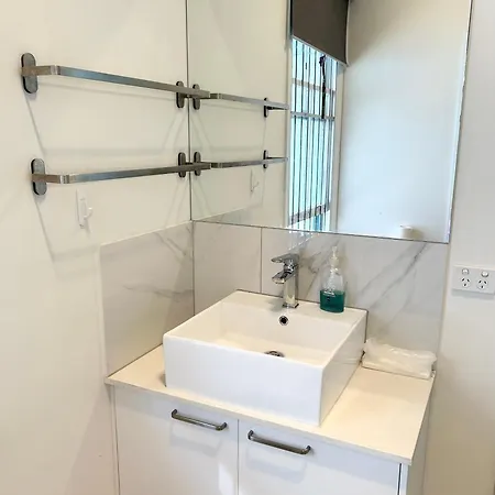 Guest house 26 Gladstone Rd Highgate Hill *