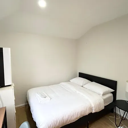 Guest house 26 Gladstone Rd Highgate Hill *