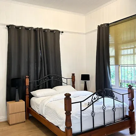 Guest house 26 Gladstone Rd Highgate Hill