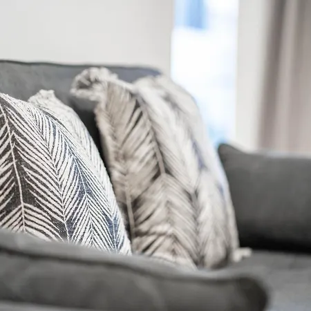 Urban Elegance 2b2b W Parking, Pool South M1 Apartment