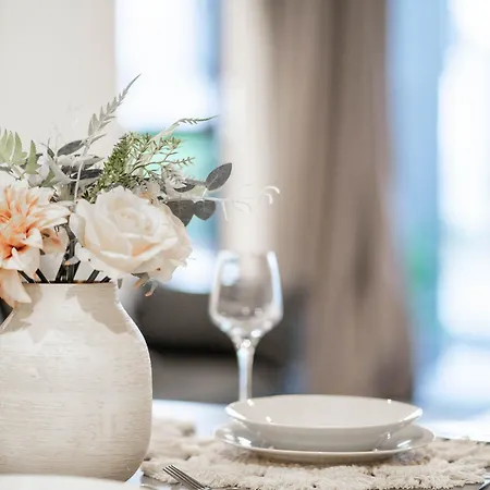 Apartment Urban Elegance 2b2b W Parking, Pool South M1