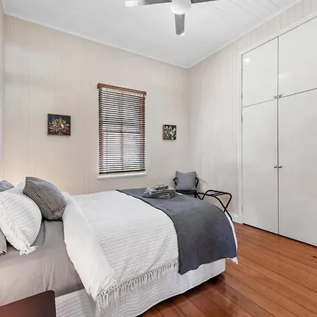 Poppy's Place! 4bed/1bath/2car/views/house ~bardon Brisbane