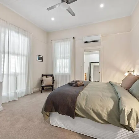 Poppy's Place! 4bed/1bath/2car/views/house ~bardon Brisbane