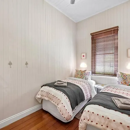 Poppy's Place! 4bed/1bath/2car/views/house ~bardon Brisbane