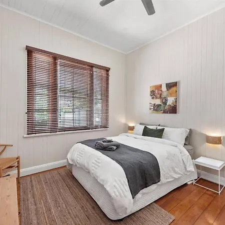 Poppy's Place! 4bed/1bath/2car/views/house ~bardon *