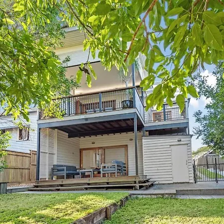 The Family Queenslander ~ Woolloongabba *