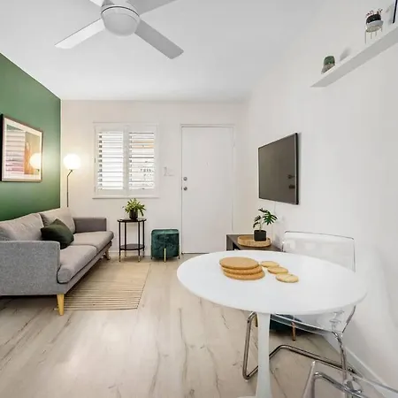 Stylish & Sweet In New Farm ~ 2 Bed/1 Bath /1 Car *