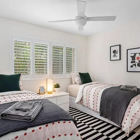 Stylish & Sweet In New Farm ~ 2 Bed/1 Bath /1 Car Apartment Brisbane