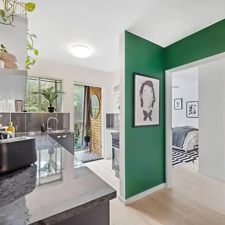 Stylish & Sweet In New Farm ~ 2 Bed/1 Bath /1 Car Brisbane