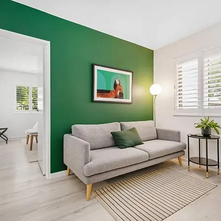 Stylish & Sweet In New Farm ~ 2 Bed/1 Bath /1 Car Brisbane