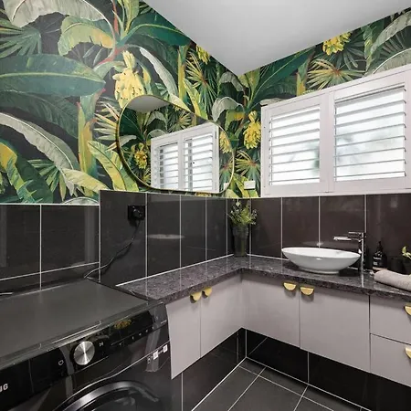 Apartment Stylish & Sweet In New Farm ~ 2 Bed/1 Bath /1 Car