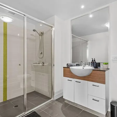 Centre! 1bed/1bath/study/1car/balcony ~ Cbd *