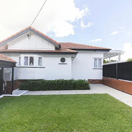 Urban Getaway Bardon Luxe 3 Bed 2 Bath And Pool Holiday home *