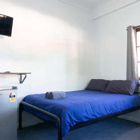 Somewhere To Backpackers Hostel *