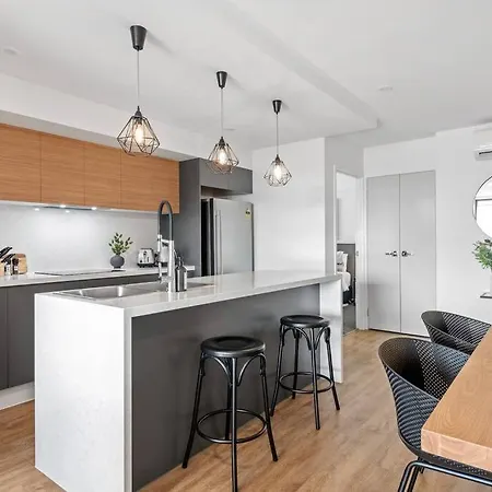 Stylish & Superb! 2bed/2bath/1car~ Walk To Cbd Apartment *