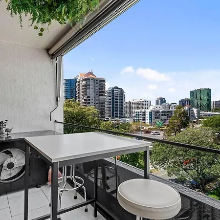 Apartment On Point! 2bed, Study, 2bath, 1car ~ 2kms Cbd Brisbane