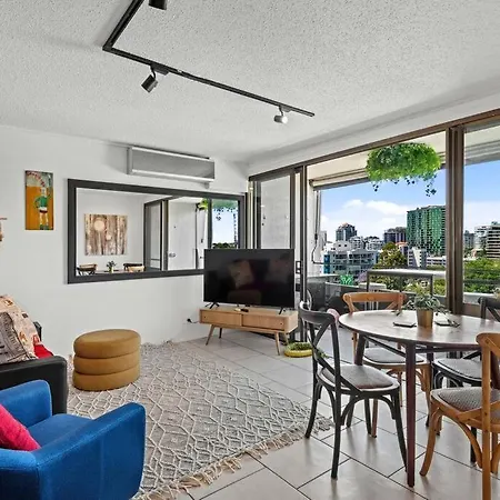 Apartment On Point! 2bed, Study, 2bath, 1car ~ 2kms Cbd *