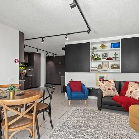 On Point! 2bed, Study, 2bath, 1car ~ 2kms Cbd