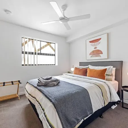 Apartment Stylish & Superb! 2bed/2bath/1car~ Walk To Cbd