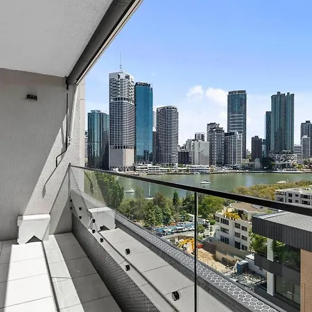 On Point! 2bed, Study, 2bath, 1car ~ 2kms Cbd * Brisbane