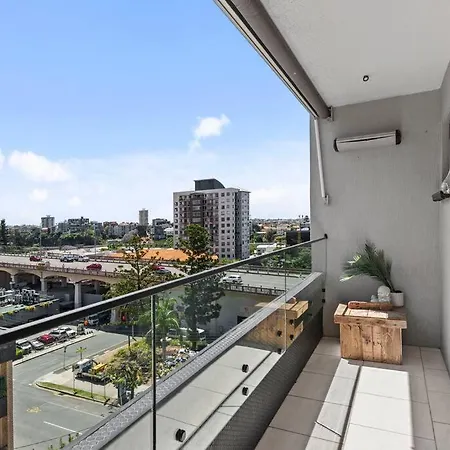 On Point! 2bed, Study, 2bath, 1car ~ 2kms Cbd * Brisbane