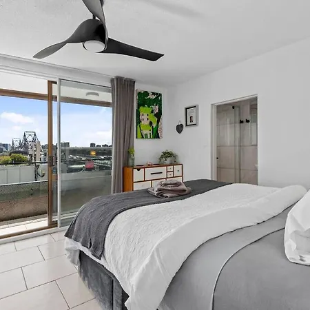 On Point! 2bed, Study, 2bath, 1car ~ 2kms Cbd Apartment *