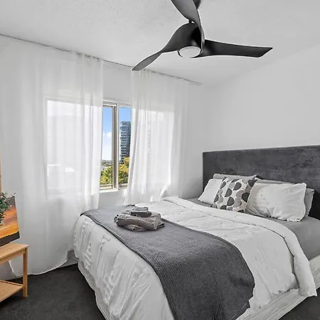 Apartment On Point! 2bed, Study, 2bath, 1car ~ 2kms Cbd *
