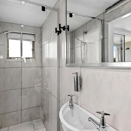 On Point! 2bed, Study, 2bath, 1car ~ 2kms Cbd *