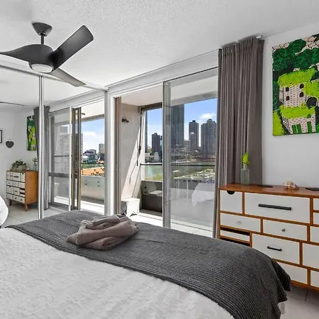 On Point! 2bed, Study, 2bath, 1car ~ 2kms Cbd Brisbane
