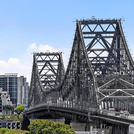 On Point! 2bed, Study, 2bath, 1car ~ 2kms Cbd Apartment