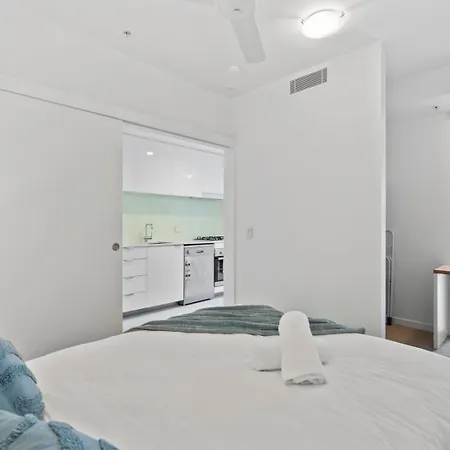 Cozy 1 Bedroom In The Heart Of South With Parking *