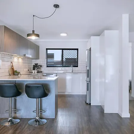 Centro At Toowong - Modern Spacious Living With Pool Apartment
