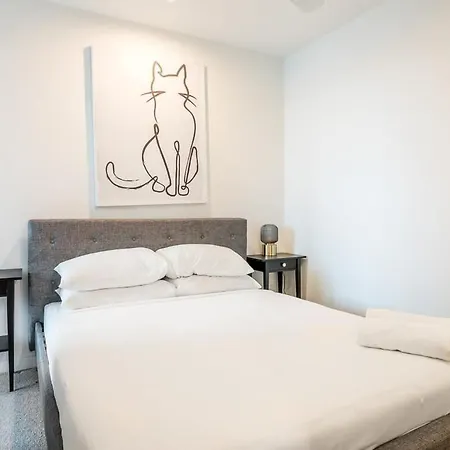 Retreat: Modern 2br W Rooftop Pool Apartment
