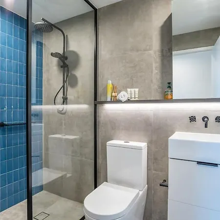 Retreat: Modern 2br W Rooftop Pool