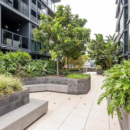 Apartment Retreat: Modern 2br W Rooftop Pool Brisbane